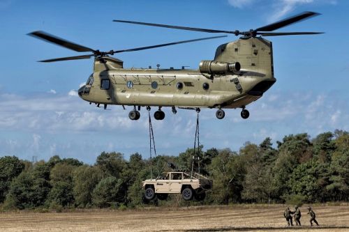 Wozy Vector mogą być transportowane w ładowni lub w zawiesiu pod śmigłowcem CH-47 Chinook / Zdjęcie: MO Holandii