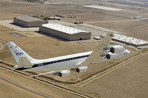Należący do NASA samolot Douglas DC-8 leci nad Dryden Aircraft Operations Facility w Palmdale w Kalifornii / Zdjęcie: NASA