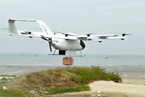 Bezzałogowy samolot transportowy eVTOL Fei Peng FP-981C zrzuca ładunek o masie 100 kg we wskazanym wcześniej punkcie po przeleceniu blisko 100 km / Zdjęcie: CASC