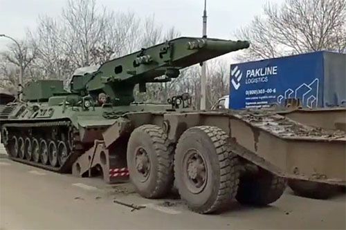 Most czołgowy Biber podczas ładowania na kołową platformę transportową / Zdjęcie: Ukraine Weapons Tracker