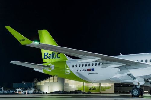 Należący do airBaltic 39. Airbus A220-300 w macierzystym hubie w Rydze / Zdjęcie: airBaltic