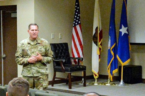 Gen. bryg. Jeffrey Magram podczas wizyty w 144th Fighter Wing / Zdjęcie: 144. FW