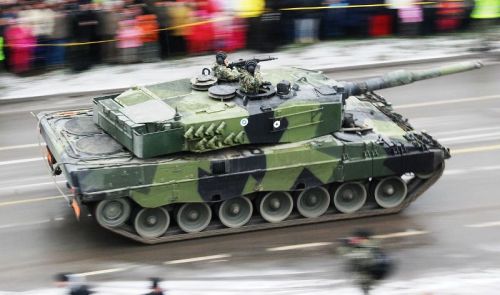Obecnie trwa modernizacja sko fińskich czołgów Leopard 2A4 i 2A6NL i dostosowanie ich do strzelania amunicją programowalną / Zdjęcie: Wikimedia Commons