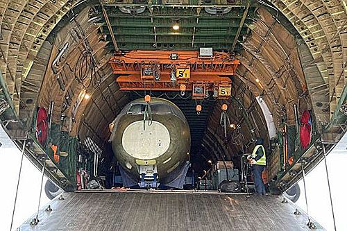 Elementy płatowca SSJ-NEW w ładowni samolotu transportowego, który przewiózł je z Komsomolska nad Amurem do Nowosybirska na próby statyczne / Zdjęcie: Rostiech