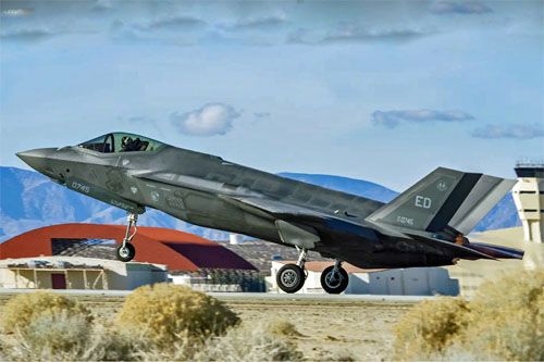 Zmodyfikowany do konfiguracji TR-3 samolot bojowy stealth Lockheed Martin F-35 startuje do pierwszego lotu z lotniska bazy Edwards w Kalifornii / Zdjęcie: USAF