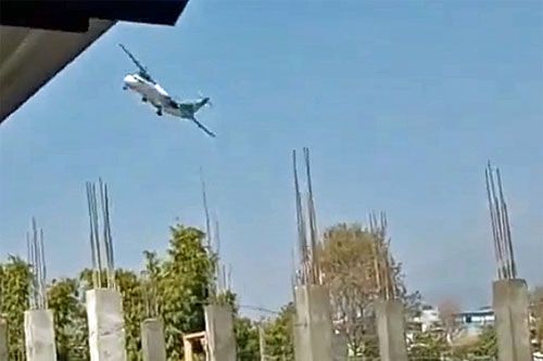 Podchodzący do lądowania samolot ATR 72 w ostatniej fazie przechylił się na lewe skrzydło. Najwyraźniej pilot stracił nad nim panowanie / Zdjęcie: Twitter – Air Crash Investigation