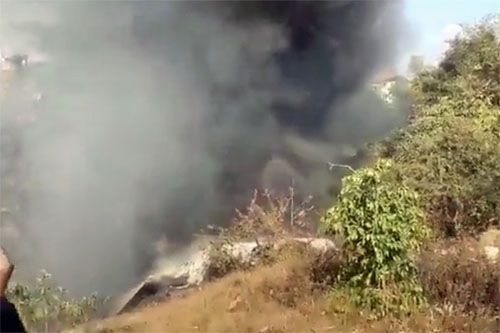 Płonący wrak samolotu ATR 72 linii Yeti, który rozbił się podczas podejścia do lądowania na lotnisku Pokhara / Zdjęcie: Twitter – Umashankar Singh