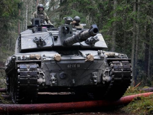 Challenger 2 będzie najpewniej pierwszym zachodniej proweniencji czołgiem podstawowym przekazanym Ukrainie. Jest to jednak pojazd nietypowy, mający 120-mm armatę gwintowaną strzelającą trójdzielną amunicją, która nie jest standardem w krajach  NATO / Zdjęcie: British Army