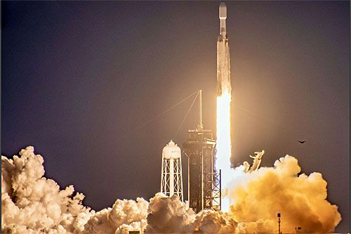 Rakieta nośna SpaceX Falcon Heavy startuje do misji USSF-67 / Zdjęcie: US Space Force