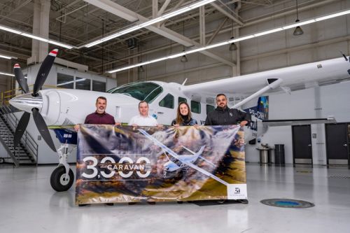 Pracownicy Azul Conecta odebrali trzytysięczny samolot rodziny Cessna Caravan – model Grand Caravan EX – w zakładzie w Independence w stanie Kansas / Zdjęcie: Textron Aviation