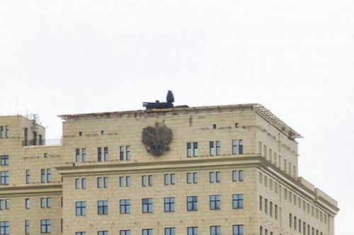 Przypuszcza się, że zestawy OPL na budynkach mają zwiększyć poziom ochrony przed potencjalnym atakiem ukraińskich bezzałogowców / Zdjęcie: Twitter