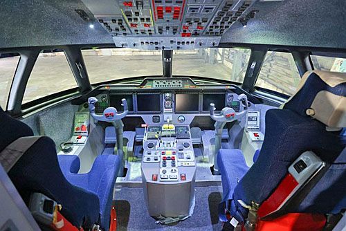 Makieta wyposażenia kabiny załogi samolotu TWRS-44 prezentowana przedstawicielom linii lotniczych zainteresowanych tą konstrukcją / Ilustracja: UZGA