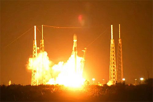 Rakieta nośna Falcon 9 startuje z satelitami Starlink grupy 5-2 / Zdjęcie: NASA