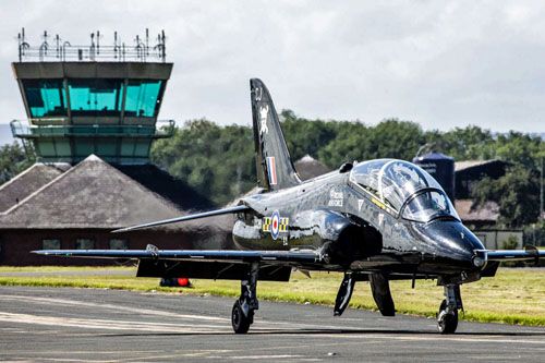 Samolot szkolno-treningowy BAE Systems Hawk T2 podczas kołowania na pasie startowym / Zdjęcie: RAF