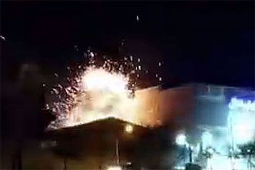 Moment wybuchu na dachu zakładów wojskowych w Isfahanie zarejestrowany przez kamerę samochodową / Zdjęcie: Twitter
