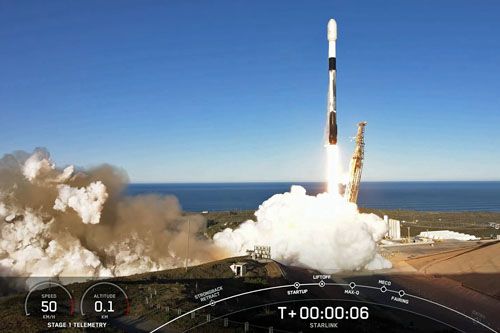 Rakieta nośna SpaceX Falcon 9 z satelitami Starlink startuje z Space Launch Complex 4 East Vandenberg Space Force Base w Kalifornii / Zdjęcie: SpaceX