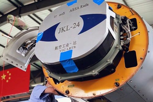 Chłodzony powietrzem radiolokator JKL-24 z AESA przeznaczony do modernizacji myśliwców J-10A / Zdjęcie: AVIC