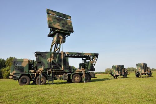 Dwie stacje radiolokacyjne TRS-15M z drugiego zamówienia trafią do wojska do 2024 / Zdjęcie: PIT-Radwar