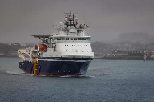 MV Island Crown wchodzący do portu w Plymouth / Zdjęcie: Royal Navy
