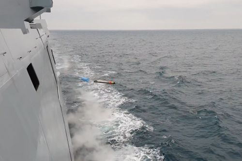 Moment wystrzelenia torpedy MU90 z fregaty Bretagne / Zdjęcie: Marine Nationale