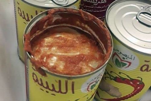 Puszki z sosem harissa, w których przemycano 700 tys. euro na lotnisku Misrata w Libii / Zdjęcie: Twitter – Lyobserver