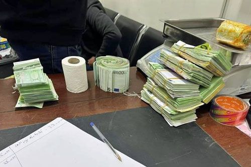 A to banknoty, które znaleźli w puszkach celnicy z lotniska Misrata / Zdjęcie: Twitter – Lyobserver