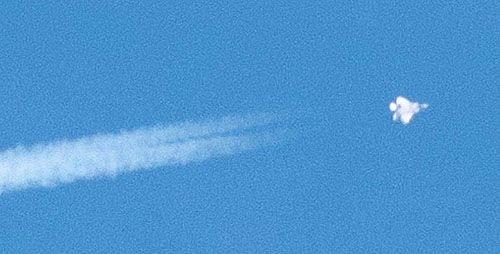 Balon został zestrzelony przez myśliwiec stealth F-22 Raptor z 149 Fighter Squadron, stacjonującego w Langley AFB, który użył kierowanego pocisku rakietowego AIM-9X Sidewinder. W chwili wystrzelenia pocisku samolot leciał na wysokości 17,5 km, a balon znajdował się ponad kilometr wyżej / Zdjęcie: US Navy