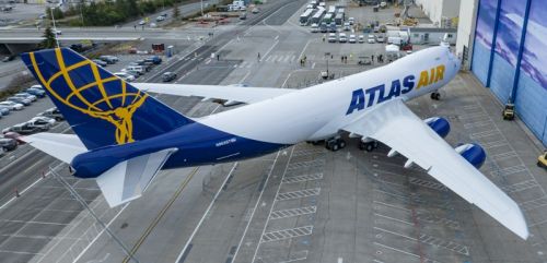 Ostatni wyprodukowany Jumbo Jet na płaszczyźnie postojowej przed centrum dostawczym w zakładach Boeinga w Seattle / Zdjęcie: Boeing 