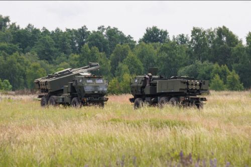 Ok. 200 planowanych do zakupu przez MON zestawów M142 HIMARS uzupełni w SZ RP 288 koreańskich systemów K239 Chunmoo i 20 wyrzutni M142 zamówionych w 2019 / Zdjęcie: US Army