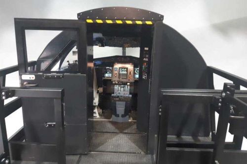 Symulator kabiny załogi samolotu P-72B, zlokalizowany w nowym Centrum Symulacji Operacji Powietrzno-Morskich Guardia di Finanza w bazie lotniczej Pratica di Mare / Zdjęcie: Leonardo