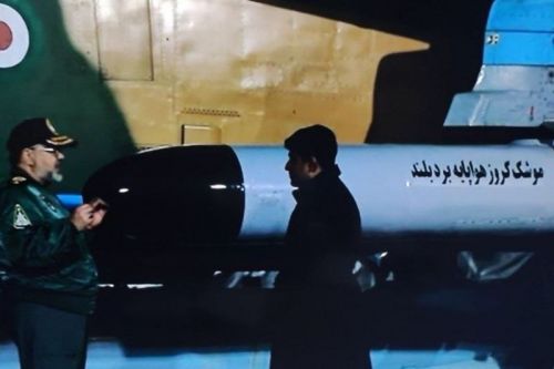 Asif zamontowany w podkrzydłowym węźle uzbrojenia samoloty Su-24MK. Zwraca uwagę odpowiednie wykadrowanie zdjęcia, aby nie ujawnić napędu / Zdjęcie: Tasnim News Agency