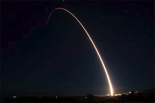 Start strategicznej rakiety balistycznej Minuteman III do testu operacyjnego, baza Vandenberg / Zdjęcie: AFGSC