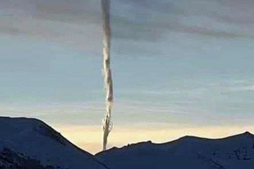 Zdjęcie przedstawiające prawdopodobnie upadek obiektu zestrzelonego przez amerykański F-22A nad Alaską / Zdjęcie: Twitter