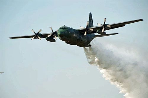 Brazylijski przeciwpożarowy C-130 operuje z lotniska Carriel Sur w Talcahuano. Samolot jest wyposażony w system gaśniczy Maffs (Modular Airborne Fire Fighting System) / Zdjęcie: Brazylijskie wojska lotnicze