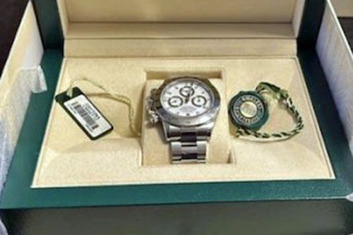 Zegarek marki Rolex przejęty przez izraelskich policjantów w trakcie dzisiejszych przeszukań związanych z korupcją w resorcie obrony / Zdjęcie: Israel Police