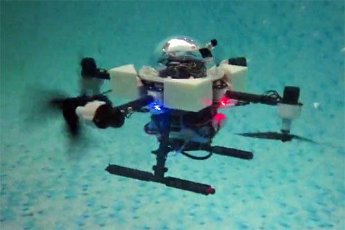 Demonstrator technologii TJ-FlyingFish pod wodą. By sterować jego ruchem wirniki mogą zmieniać płaszczyzny obrotu. Obracają się ze znacznie mniejszą prędkością niż w powietrzu / Zdjęcie: Twitter