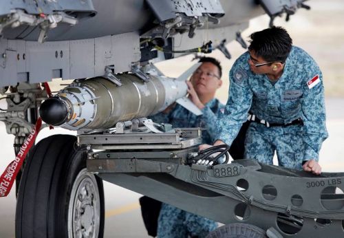 Zakup modułów naprowadzania pozwoli dokonać konwersji posiadanych przez Singapur klasycznych bomb lotniczych rodziny Mk 80 na broń precyzyjną / Zdjęcie: RSAF