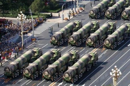 W przeciwieństwie do USA, Chiny mają również mobilne wyrzutnie ICBM bazujące na ciężkich podwoziach kołowych lub platformach kolejowych / Zdjęcie: Twitter