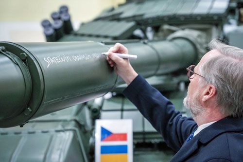 Premier Czech Petr Fiala zapisuje na lufie czołgu T-72 przesłanie do żołnierzy ukraińskich. Czołg wkrótce zostanie wysłany na Ukrainę / Zdjęcie: Twitter – MO Czech