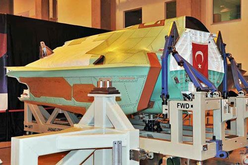 Pierwszy środkowy segment kadłuba myśliwca stealth F-35 wyprodukowany przez Turkish Aerospace Industries / Zdjęcie: TUSAŞ