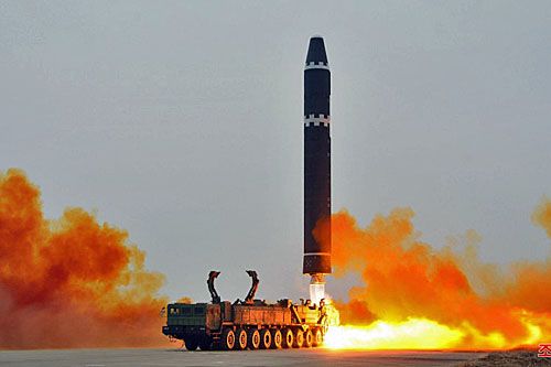 Północnokoreańska międzykontynentalna rakieta balistyczna Hwasong-15 startuje do lotu testowego z terytorium lotniska pod stolicą KRLD – Pjongjangiem, 18 lutego 2023