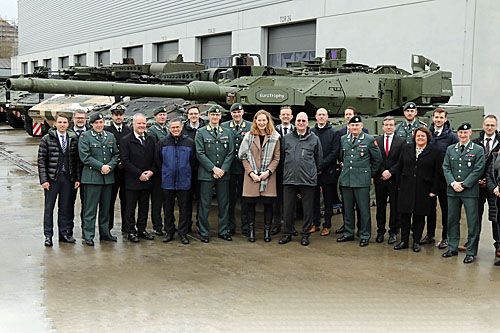 Przedstawiciele norweskiego Ministerstwa Obrony i niemieckiego KMW przed czołgiem Leopard 2A7 wyposażonym w system ochrony czynnej EuroTrophy. Monachium, 17.02.2023 / Zdjęcie Forsvarsmateriell