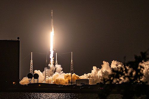Rakieta nośna SpaceX Falcon 9 startuje z Space Launch Complex 40 (SLC-40) na Cape Canaveral Space Force Station na Florydzie. Na jego pokładzie znajduje się satelita telekomunikacyjny Inmarsat I-6 F2 / Zdjęcie: NASA