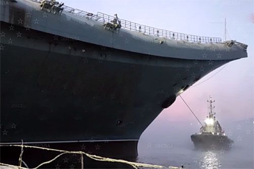 Ciężki krążownik lotniskowcowy Admirał Kuzniecow opuszcza suchy dok stoczni w Murmańsku / Zdjęcie: via zwezdanews