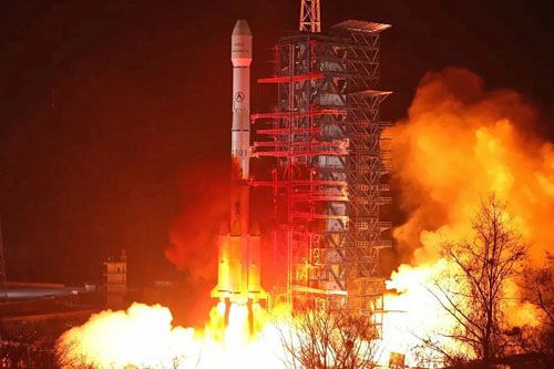 Rakieta nośna CZ-3B Y93 startuje ze stanowiska LC-2 w ośrodku kosmicznym w Xichang, 23 lutego 2023, 19:49 czasu pekińskiego / Zdjęcie: CASC