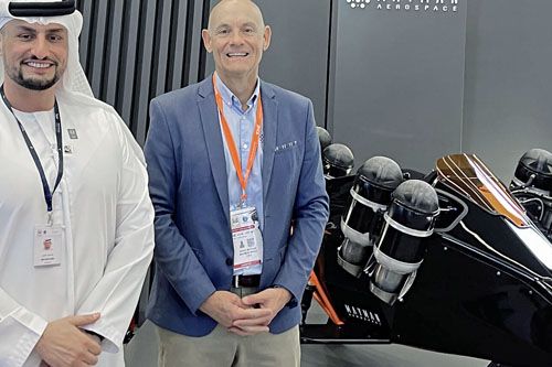Dyrektor zarządzający i dyrektor generalny SDF Abdulla Naser Al Jaabari i dyrektor generalny Mayman Aerospace, David Mayman, obok prototypu pojazdu użytkowego Speeder VTOL / Zdjęcie: Mayman Aerospace