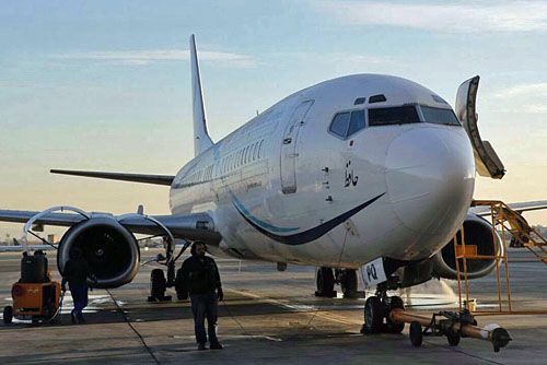 Boeing 737 w czasie prac usprawniających wykonywanych przez irańskich techników. Samolot trafił do floty Aseman Airlines / Zdjęcie: PressTV