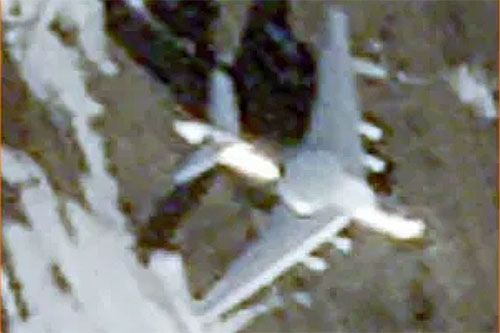 Ukraińskie media publikują satelitarne zdjęcia samolotu A-50U, który miał zostać zaatakowany w bazie Maczuliszcze koło Mińska na Białorusi. Niedaleko od niego widoczne są 3 myśliwce przechwytujące MiG-31K przenoszące pociski hiperdźwiękowe Kinżał. Białoruscy opozycjoniści twierdzą, że samoloty w praktyce były niestrzeżone / Zdjęcie: InfoResist