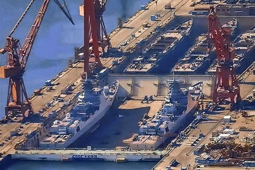 Niszczyciele klasy Typ 052D budowane w chińskiej Dalian Shipyard. Wkrótce mają zostać wodowane 2 z nich, a montaż 3 kolejnych jest bardzo zawansowany / Zdjęcie: Twitter