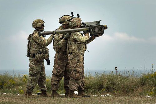 Zespół Stinger Man-Portable Air Defence System (MANPADS) z 1st Battalion, 16th Infantry Regiment, 1st Armored Brigade Combat Team, 1st Infantry Division przygotowuje się do strzelania podczas ćwiczeń Shabla 19. Łatwo zauważyć, że obsługa system nie jest najprostsza... / Zdjęcie: US Army